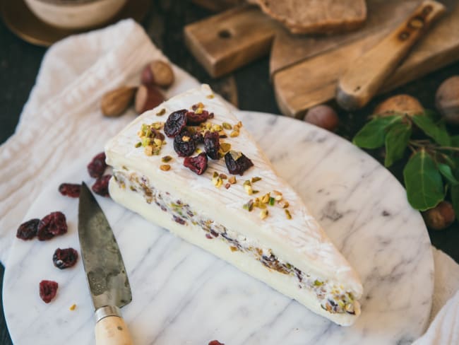 Au fromage, tout le monde va craquer pour ce brie farci au mascarpone et aux fruits secs