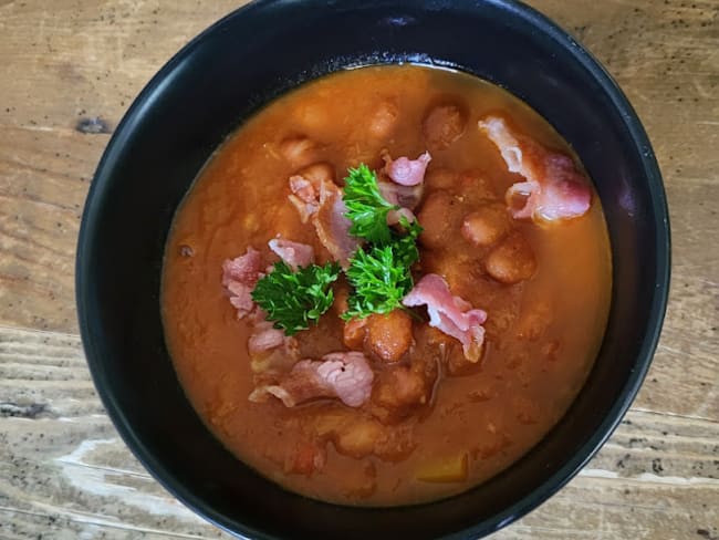 Soupe hollandaise de haricots bruns à déguster bien chaude