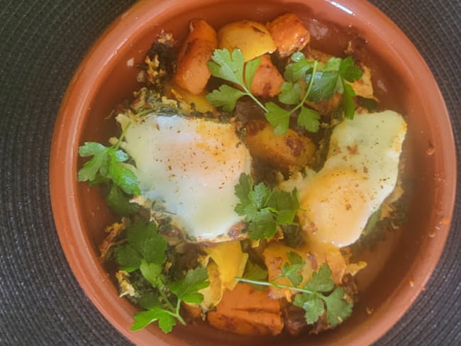 Pommes de terre rissolées avec 'nduja, chou kale et œufs d'Ainsley Harriott