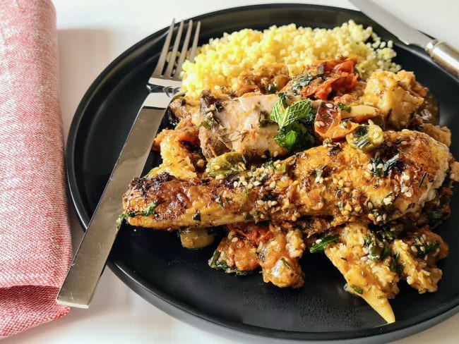 Poulet rôti aux tomates, pain et herbes