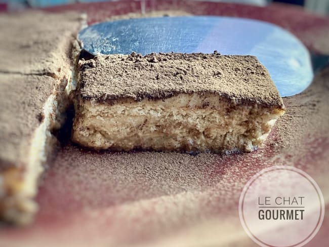 Un gâteau léger et frais aux biscuits et crème pâtissière