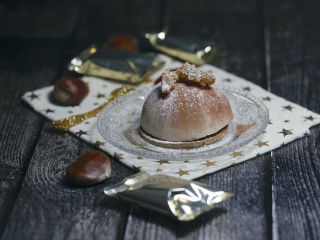 Entremet individuel à la mousse de marrons et coeur de poire sur un sablé châtaigne