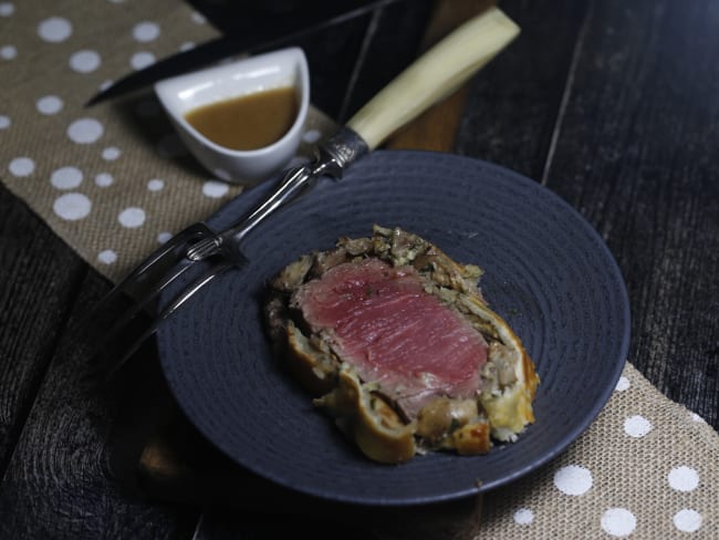 Ce filet de boeuf en croûte aux champignons  et réduction de porto trouvera sa place sur votre table de réveillon