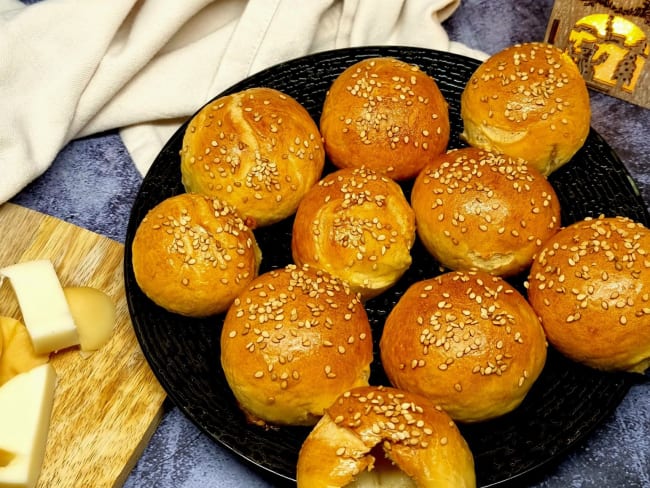 Petits pains apéritifs fourrés à la scamorza fumée