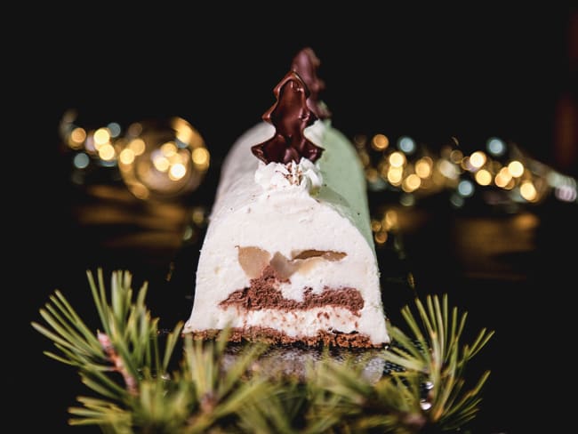 Bûche de Noël mousse à la poire, mousse au chocolat et insert poires caramélisées