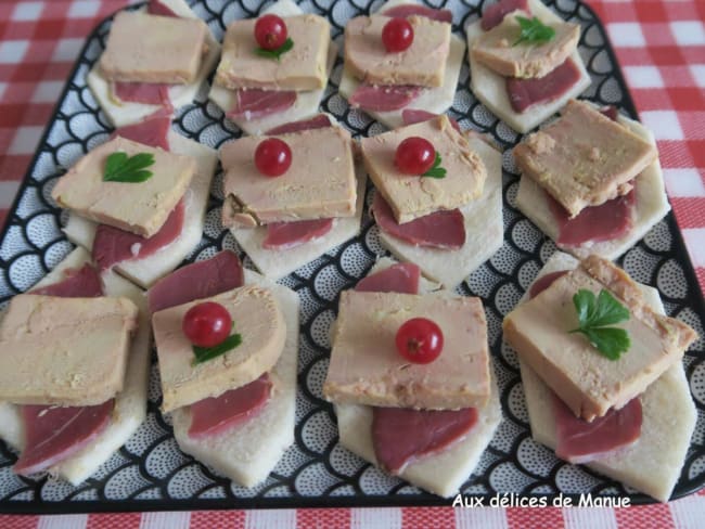 Foie gras et magret de canard séché sur les toasts du réveillon