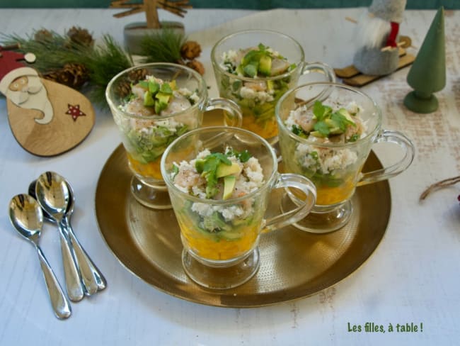 Tartare de mangue, avocats, miettes de crabe et St-Jacques