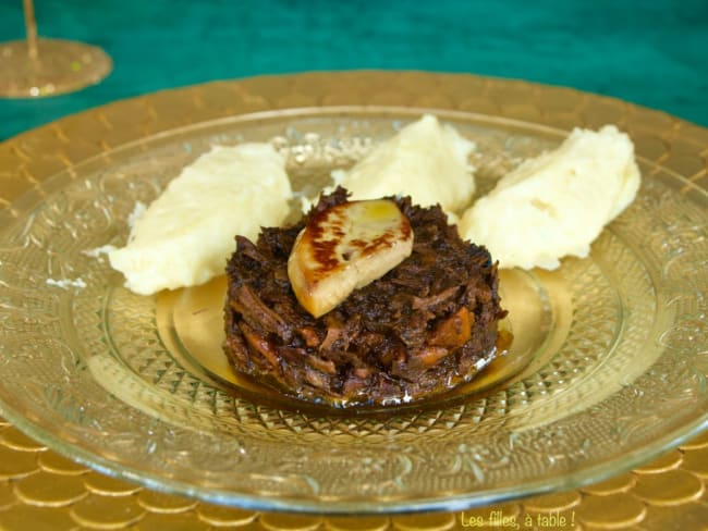 Joue de boeuf rossini, avec des tranches de foie gras frais