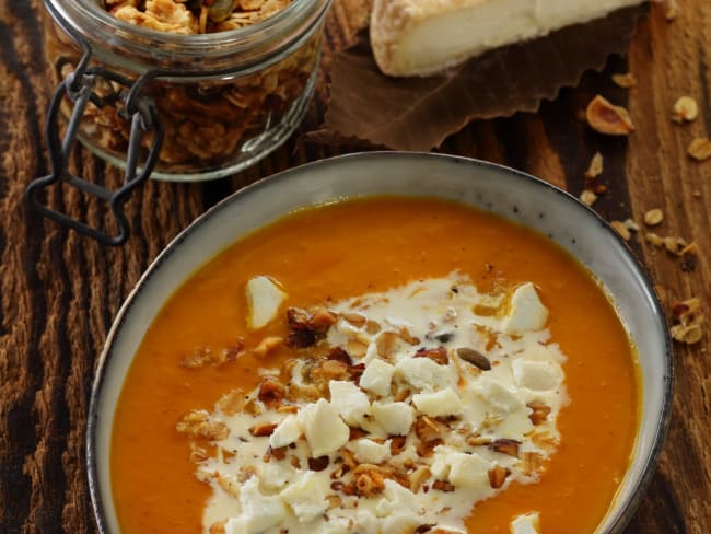 Granola sur soupe de potiron et de carottes aux brisures de Mothais sur feuille par Les fromages de chèvre