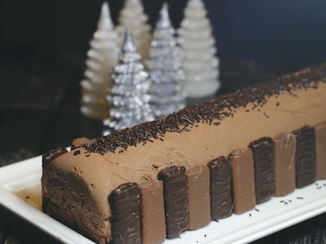 On craque pour cette bûche au chocolat et crêpes dentelles croustifondante