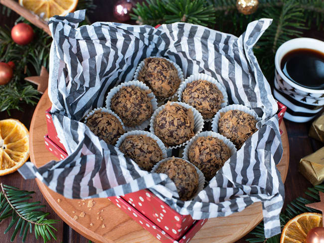 Truffes au chocolat et au caramel, paillettes de crêpes dentelle 