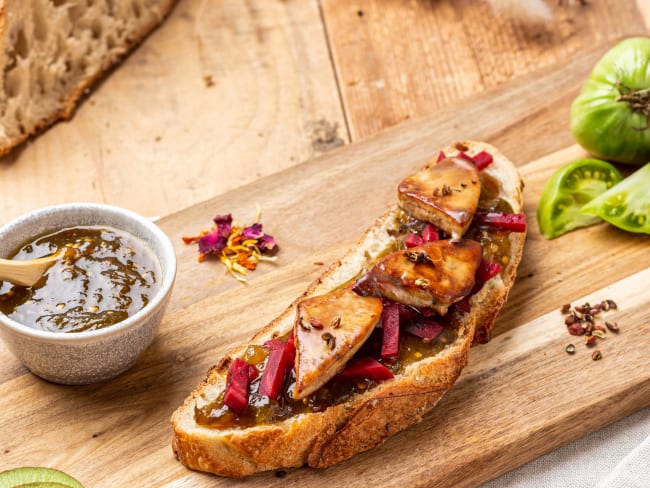 Foie gras poêlé, confiture de kiwi et de pomme Granny, crumble de pain d’épices