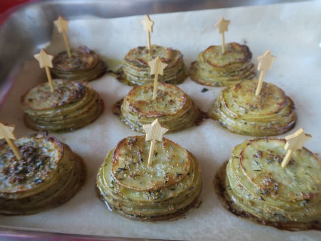 Millefeuille de pommes de terre parfumé au thym et à l'ail