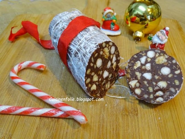 Un surprenant saucisson de Noël... au chocolat ! Avec des noisettes, des pignons, des biscuits et de la meringue.