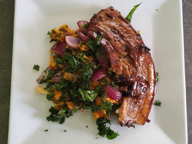 Stamppot de chou kale aux patates douces avec poitrine de porc sticky