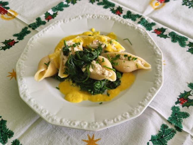 Cannelloni au saumon, crevettes, épinards et sauce au safran pour un repas de fête