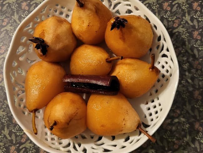 Poires pochées aux fleurs d'hibiscus