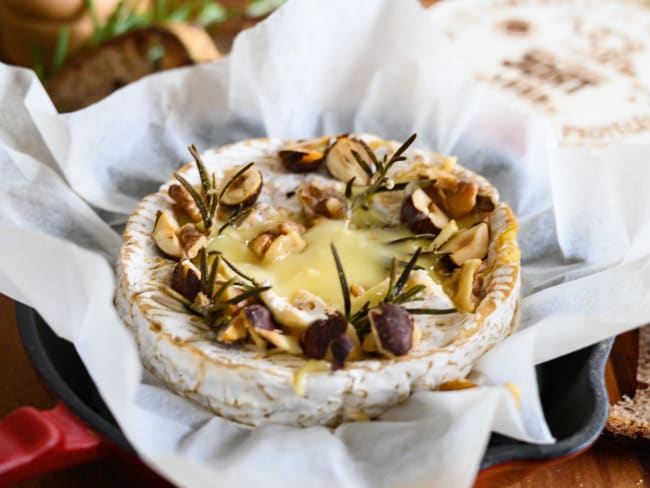 Camembert rôti au romarin et fruits secs pour amateurs de fromage !