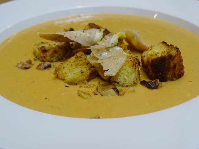 Velouté de châtaignes aux pépites de foie gras et petits croûtons de brioche onctueux et léger