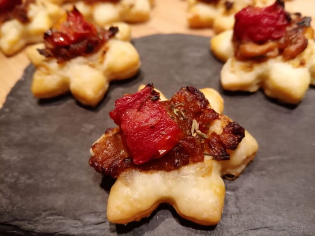 Feuilletés aux oignons, fromage de chèvre et tomates confites pour l'apéritif