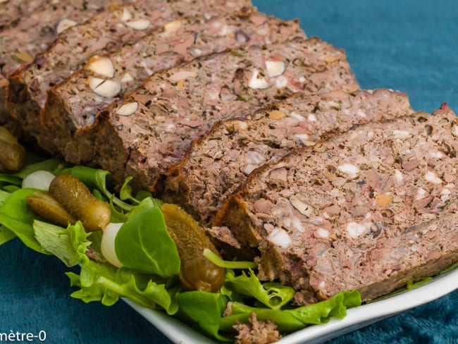 Terrine de foies de volaille aux herbes et aux noisettes pour un en-cas gourmand