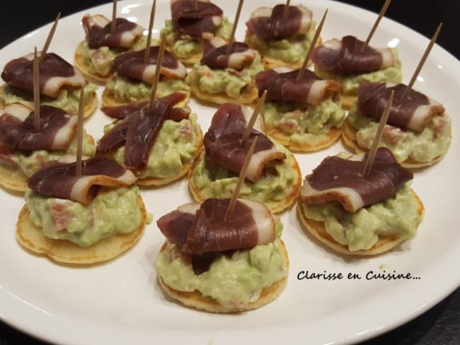 Bouchées au guacamole et au magret fumé sur blinis