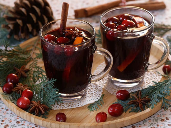 Vin chaud réconfortant aux canneberges et aux épices de Noël