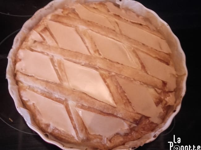 Tarte conversation qui ressemble à une galette des rois