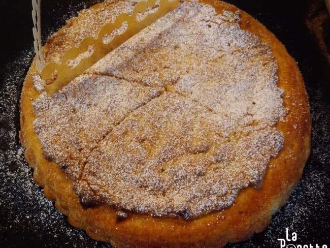 Galette des rois à la frangipane avec une croûte macaronnée craquante à souhait