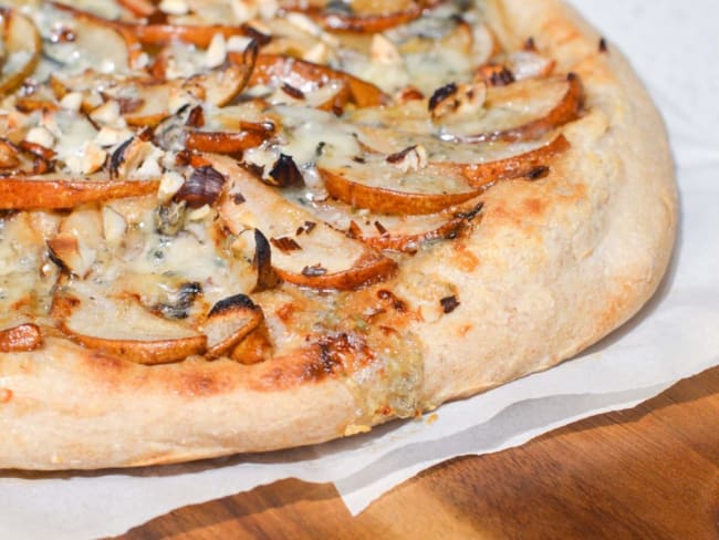 L'alliance parfaite des poires et du fromage bleu sur une pizza