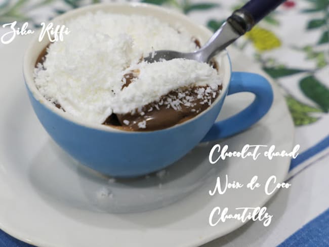 Chocolat chaud à la noix de coco et morceaux de génoise