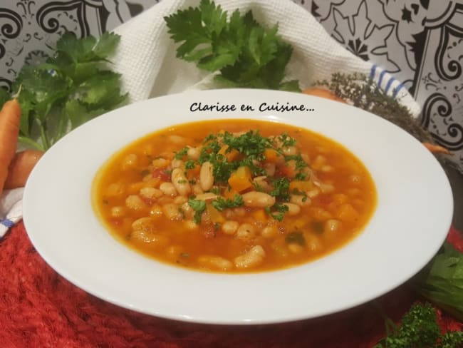 Fasolada soupe grecque de haricots blancs aux légumes