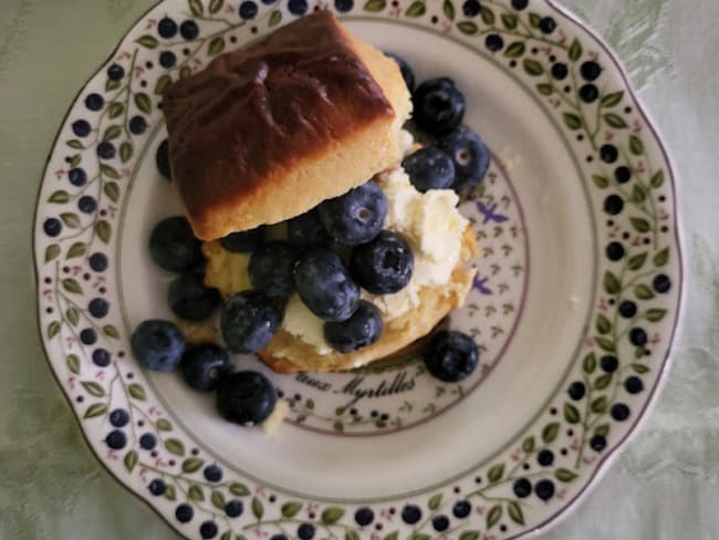 Scones aux myrtilles et clotted cream