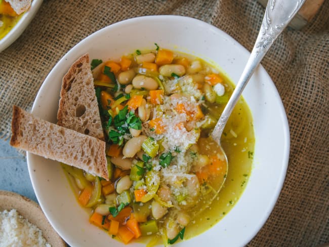 Soupe santé de haricots blancs et légumes