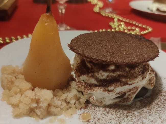 Poire, chocolat et clou de girofle comme un tiramisu : un beau dessert à l'assiette