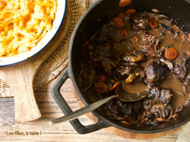 Joue de boeuf aux champignons cuite en cocotte, et macaronis au cheddar