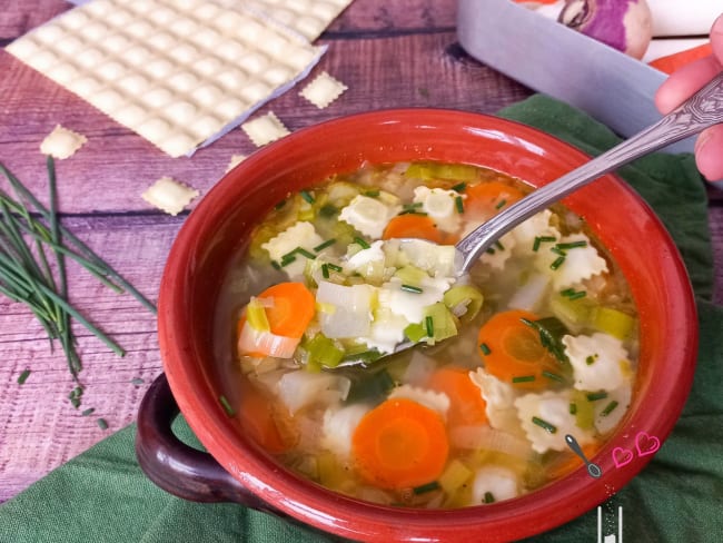 Bouillon de légumes réconfortant aux ravioles du Dauphiné