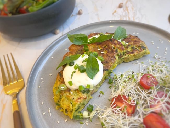 Galettes de pois chiche, courgettes et herbes