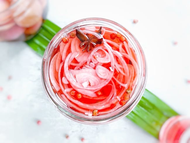 Ces oignons rouges en pickles plairont aux adeptes des condiments acidulés