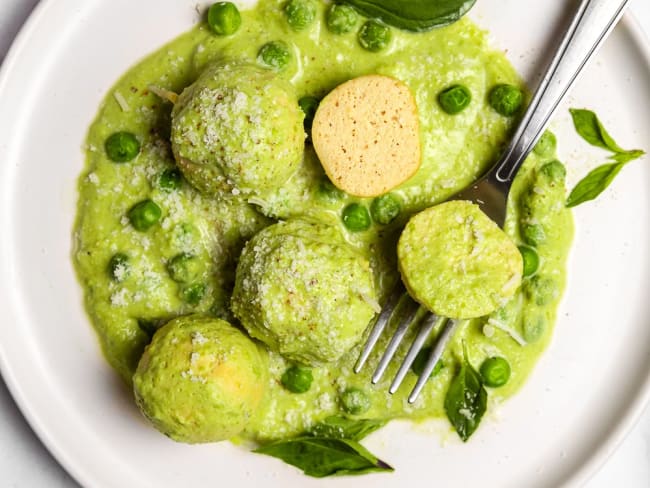 Boulettes de ''ricotta'' vegan sans produits laitiers et sauce aux pois verts