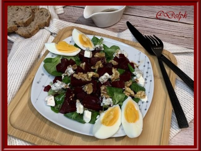 Salade de mâche, betteraves, fromage de chèvre frais et noix