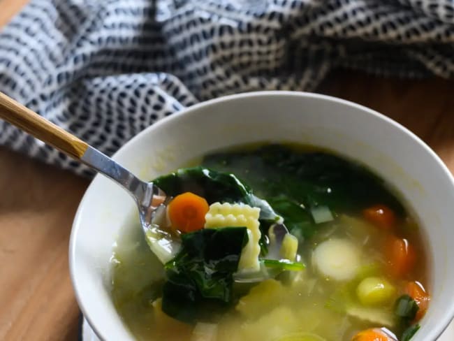 Bouillon de légumes aux ravioles : une soupe-repas bien réconfortante