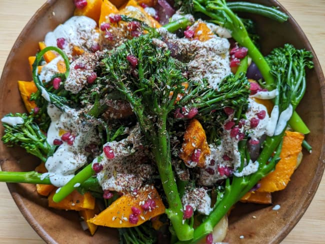 Broccolinis, oignons rouges et butternut rôtis, yaourt et épices zaatar