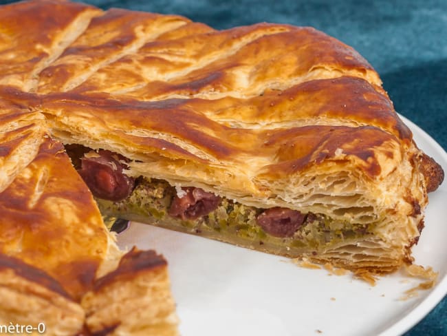 Galette des rois à la crème d’amandes et de pistaches et aux cerises