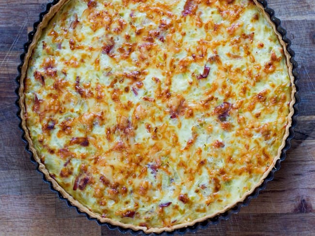 Une délicieuse tarte au poireau, fromage de brebis et jambon serrano