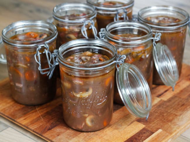 Conserves de boeuf bourguignon : tellement pratique d'avoir un repas maison tout prêt !