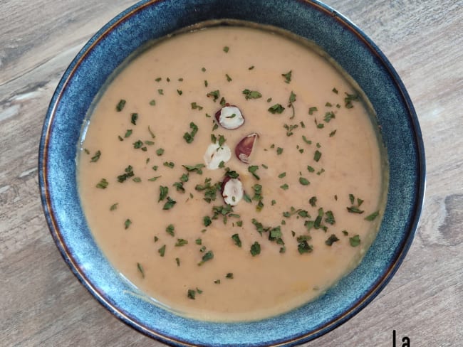 Velouté de chou-fleur et chorizo et noisettes grillées