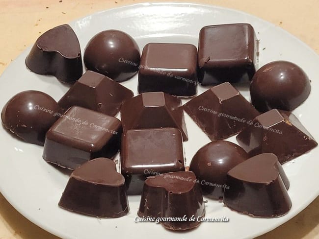 Chocolats noirs fourrés à la ganache aux amandes et liqueur Amaretto
