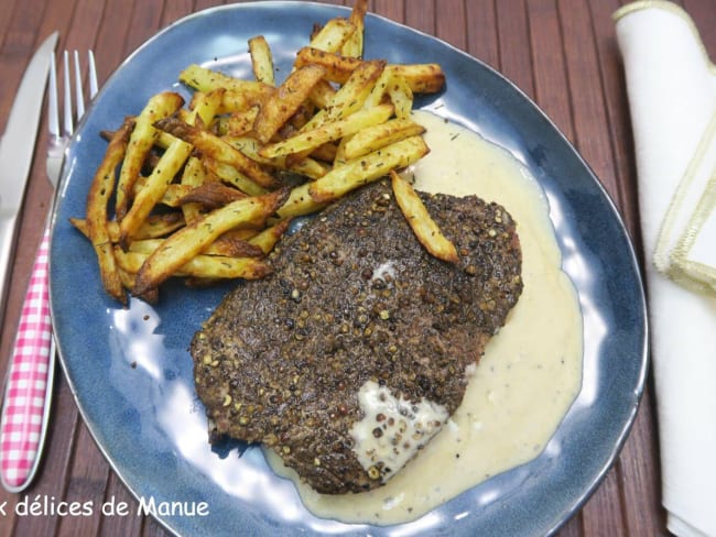 Filet de boeuf en sauce au poivre noir et frites