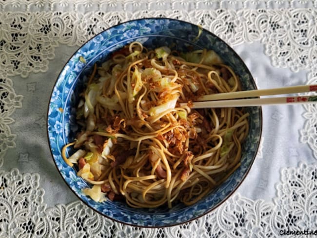 Bami indonésien au chou pointu et lardons